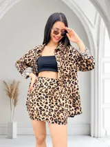 Conjunto de top bandeau y minifalda color negro.