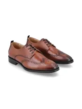 Zapato acordonado de cuero color marrón con detalles de brogue en la puntera y laterales.