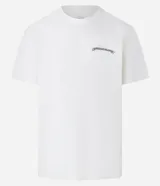 Remera de algodón color crudo, de corte recto y manga corta. Presenta un pequeño estampado con texto "Hawaiian Islands" en el pecho.