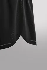 Shorts de running negros confeccionados en tejido técnico ligero y elástico con forro interior.