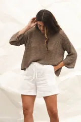 Short blanco de lino con cintura elástica y lazo ajustable.