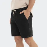 Bermuda de jean negro con cintura elastizada y cordón ajustable.