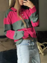 Sweater de hilo de algodón a rayas horizontales rosas y grises, con cuello polo, botones de guampa y bordado de Sierra Mora a tono.