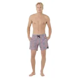 Short de baño con estampado geométrico en tonos celeste y salmón, con cintura elástica ajustable con cordón negro.