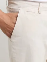 Pantalón de vestir verde oscuro, de corte recto y tiro medio.