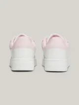 Zapatillas Tommy Jeans Essential de cuero blanco con detalles en rosa en el talón y en la lengüeta. Presentan el logo de la marca en el lateral y suela de goma. Inspiradas en los modelos de baloncesto, cuentan con elementos distintivos tonales y un detalle de ventilación en la punta que les aporta un aire deportivo retro.