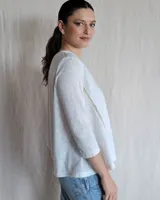 Blusa blanca de lino con escote en V y mangas 3/4.
