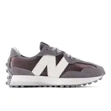 Championes New Balance modelo 327 para mujer, con combinación de colores gris claro, marrón oscuro y logo 'N' en blanco. Presentan una silueta retro-running con suela dentada prominente.