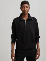Sweater sporty color negro con medio cierre frontal y diseño de textura suave.