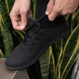Zapatillas blancas de lana merino, diseño minimalista y atemporal, sin género y para todas las edades. Capellada y forro de lana merino, suela de EVA.