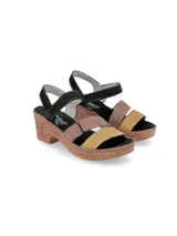 Sandalias con plataforma de corcho, tiras de cuero en color negro, marrón y amarillo.