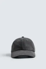 Gorra de béisbol gris oscuro de algodón con acabado aterciopelado y ajuste trasero.