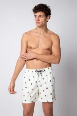 Short de baño blanco con estampado de cangrejos marrones, cintura elástica con cordón de ajuste y bolsillos laterales.