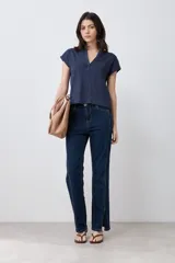 Remera color beige melange con escote en V y media cartera con botones.