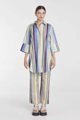 Camisa de mangas 3/4 con estampado de rayas verticales en tonos azul, verde, lila y beige.