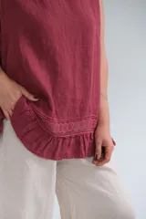 Musculosa color borgoña de lino, corte amplio, sin mangas y con detalle de encaje en el ruedo.