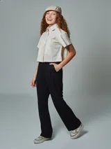 Pantalón negro de vestir, de corte recto y tiro alto, con pinzas en la cintura y bolsillos laterales.