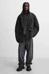 Bota de cuero negra con cordones, cordonera con nueve pasados, tirador trasero y suela track con volumen.