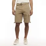 Bermuda de gabardina color beige, corte recto, con bolsillos cargo laterales y cinturón de tela ajustable.