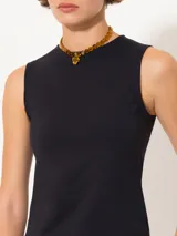 Musculosa negra de algodón con cuello redondo y sisas amplias.
