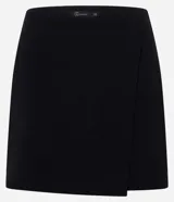 Short pollera negro confeccionado en crepé con traspase envolvente.
