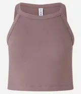 Blusa sin mangas color marrón, confeccionada en tejido rib con textura. Presenta cuello halter que resalta los hombros.