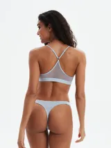 Colaless blanco con elástico, diseñado para máxima comodidad.