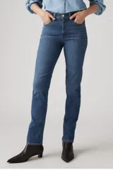 Pantalón de jean de tiro alto, corte recto y color azul medio.