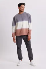 Pantalón cargo estilo jogger color gris oscuro, con bolsillos laterales y tobillos ajustados con elástico.