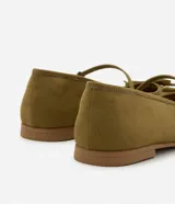Zapatilla tipo bailarina color verde oliva, con puntera cuadrada, tira sobre el empeine con hebilla metálica y lazo decorativo en la punta.