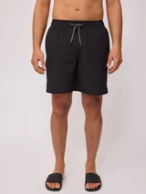 Short de baño negro con cintura elástica y cordón ajustable.