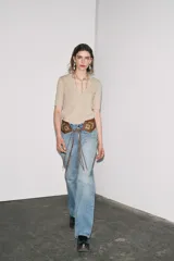 Camiseta color beige de lino con cuello en V y mangas cortas.