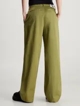 Pantalones de sarga de algodón elásticos con corte recto y cintura plisada, con bolsillos delanteros y traseros.