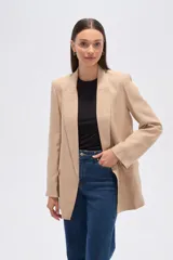 Blazer color beige, de corte holgado, con solapas anchas y bolsillos frontales.