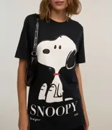 Remera negra de algodón con estampa de Snoopy en el frente.