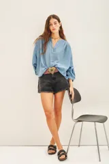 Camisa amarilla de algodón con corte amplio, cuello redondo y mangas 3/4 con puños elásticos.