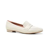 Zapato tipo mocasín de cuero sintético negro, con punta fina y detalle de antifaz en el empeine.