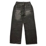 Pantalón jean negro con estampado de arabescos en color gris, de tiro bajo y corte baggy.