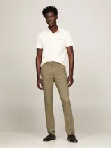 Pantalón chino color caqui de corte slim y pierna recta, confeccionado en sarga de algodón ligeramente elástico.