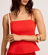 Blusa de twill color rojo, de corte peplum, con escote cuadrado y tirantes finos.