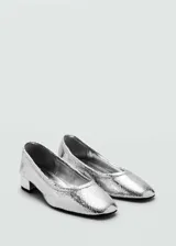 Zapato plateado con efecto craquelado, tacón bloque y punta redonda.