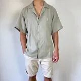 Camisa azul marino de muselina con manga corta y corte oversize.
