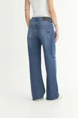 Jean azul de tiro medio, corte recto y pierna ancha.