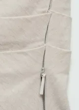 Top color crema con hombros descubiertos, tirantes anchos, diseño off-shoulder, cierre cremallera invisible en el lateral, sin mangas, diseño drapeado y diseño entallado.