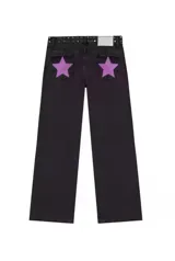 Pantalón de jean gris oscuro con corte recto y bolsillos traseros con apliques de estrellas rojas.