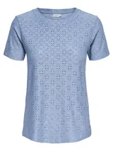 Camiseta celeste de manga corta con tejido calado y cuello redondo.