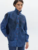 Camisa de jean oversized con lavado estilo washed, botones y bordado a contratono.