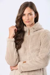 Campera de sherpa suave color beige, con capucha, cierre frontal con detalles en cuero y bolsillos laterales.