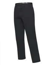 Pantalón de vestir negro, de corte recto, con bolsillos laterales y traseros. Se ajusta a la cintura con cinturón de cuero marrón.