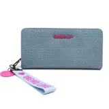 Billetera azul con estampado de la marca Las Oreiro en relieve y logo en rosa.